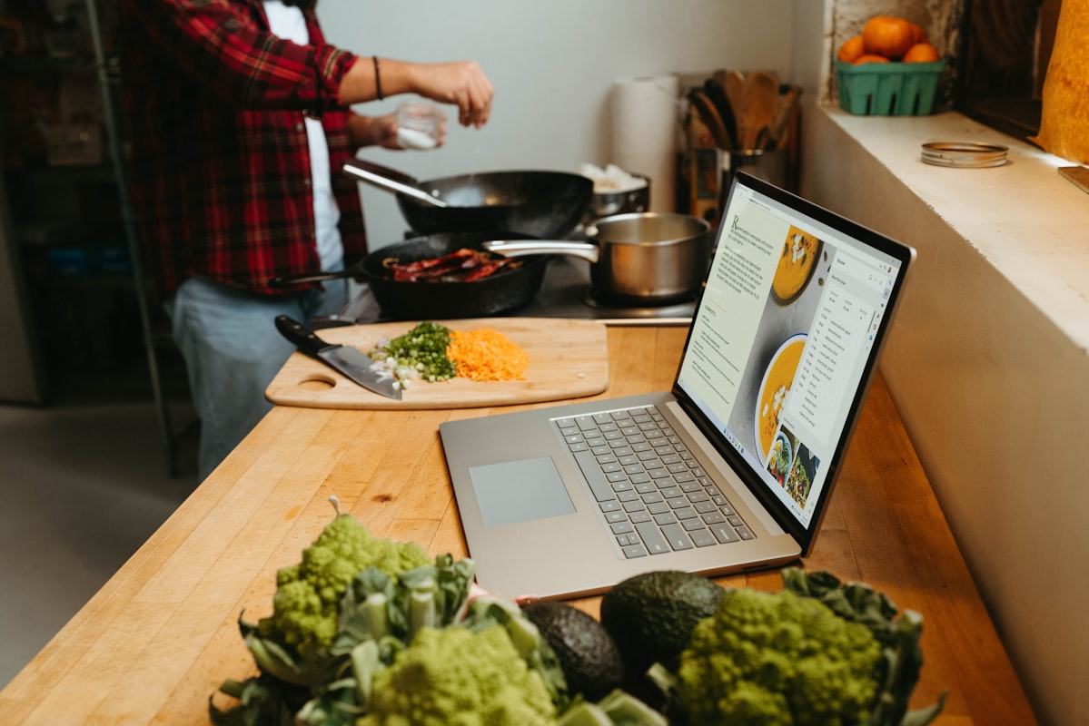 Ernährungsberaterin am Computer